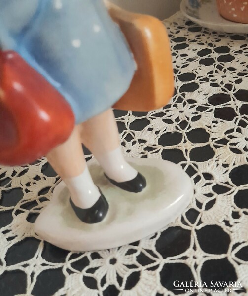 Bodrogkeresztúri ritkábban előforuló festésű Utazó kislány kerámia figura