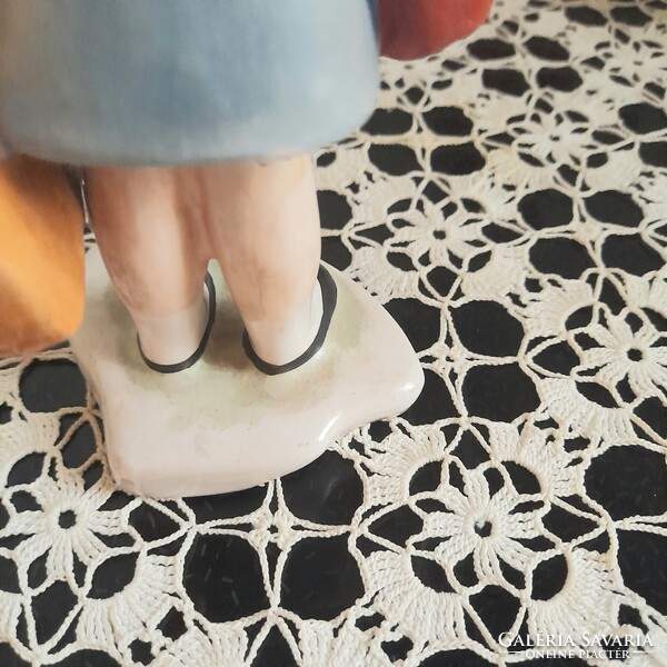 Bodrogkeresztúri ritkábban előforuló festésű Utazó kislány kerámia figura