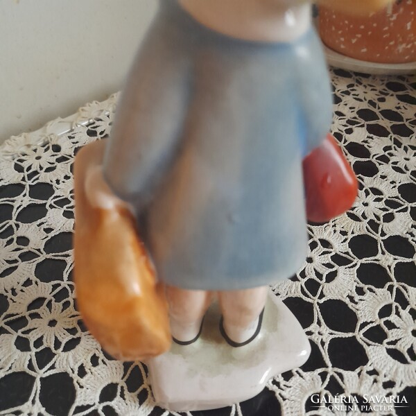 Bodrogkeresztúri ritkábban előforuló festésű Utazó kislány kerámia figura