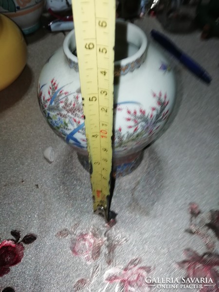 Keleti porcelán váza 25.a képeken látható állapotban van.Akció Aukció több száz termék vegye vigye