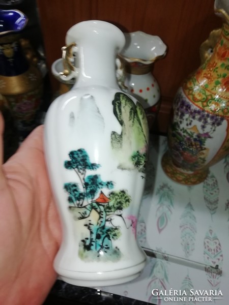 Porcelán váza Chinai 6..a képeken látható állapotban van.Akció Aukció több száz termék vegye vigye