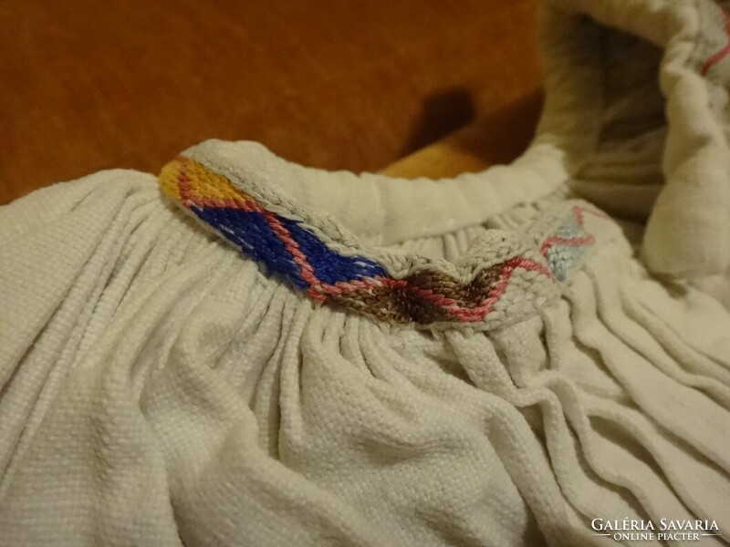 Lenyűgöző női gyöngyös hímzett lenvászon paraszting népviselet