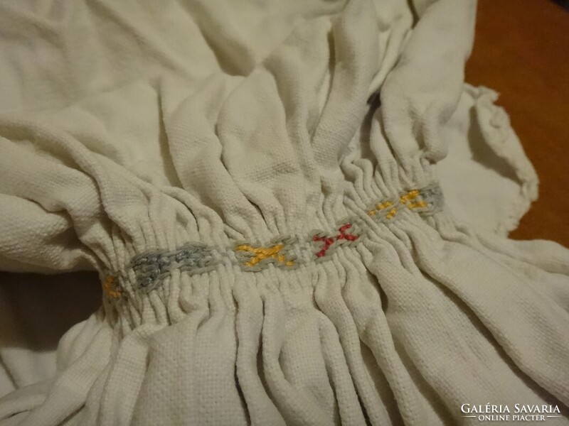 Lenyűgöző női gyöngyös hímzett lenvászon paraszting népviselet