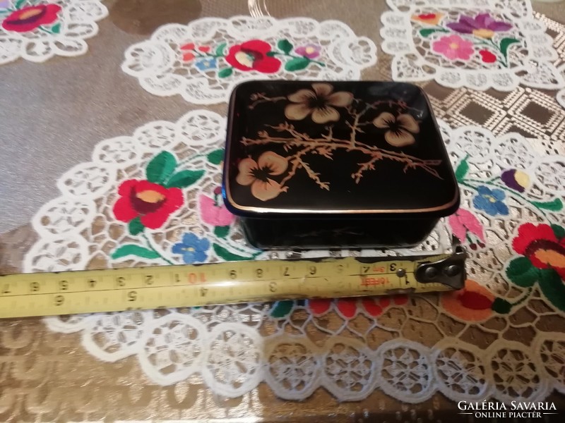 Antik porcelán bonbonier 19. gyűjteményből Akció Aukció több száz termék vegye vigye