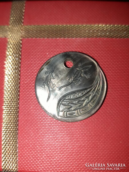 Cook-Szigetek-i kagyló amulett medál - Gőte/Gyík/Szalamandra