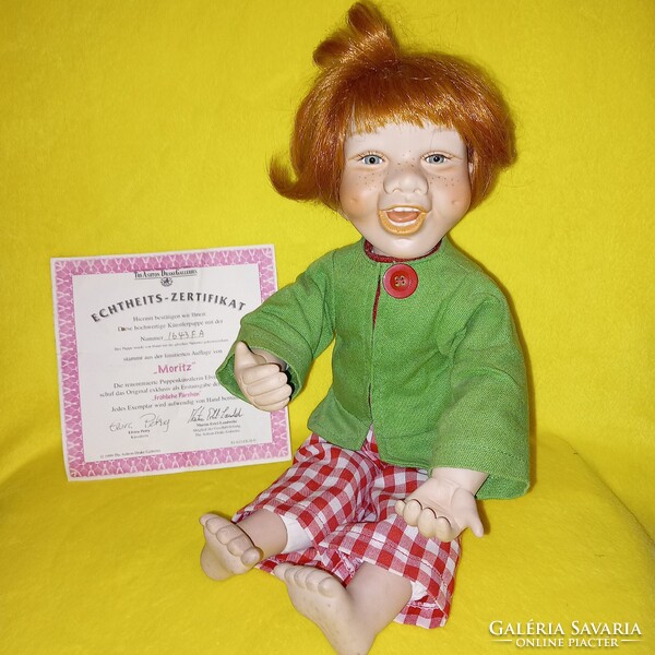"Moritz " zertifikációval, sorszámos, porcelán baba,