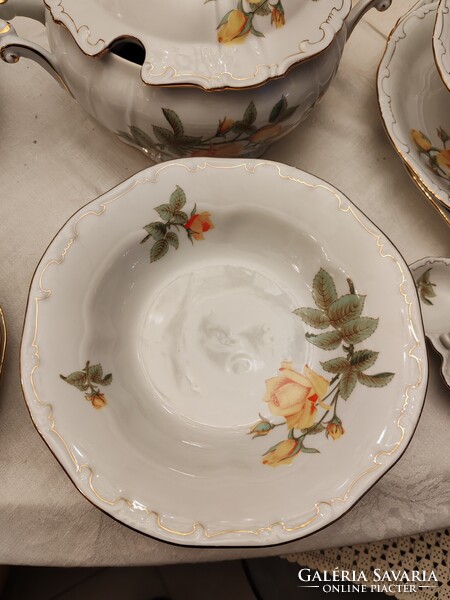 Zsolnay sárgarózsás 23 db-os étkészlet