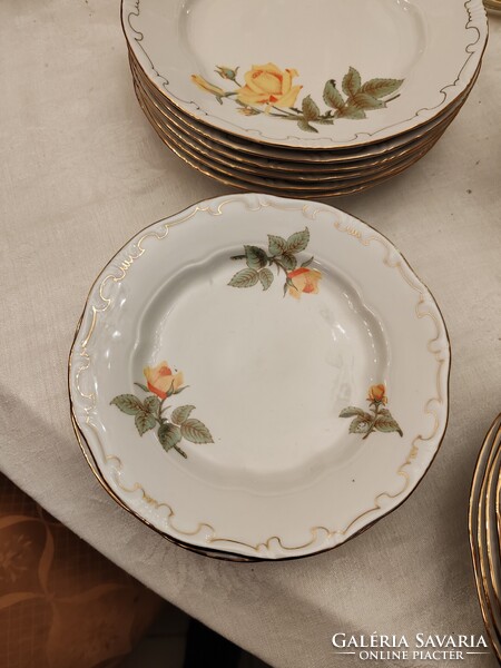 Zsolnay sárgarózsás 23 db-os étkészlet