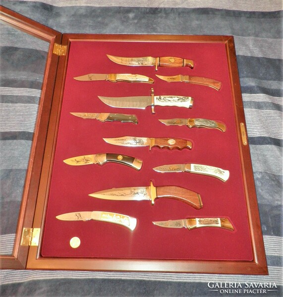 RÉGI SOLONGEN 18 db vadészkés gyűjtemény 1989-ből, az eredeti 3 db vitrinben. VÁGATLAN! Tőr, bicska.