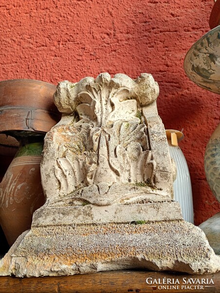 Corinthian capital decorated with acanthus leaves. The acanthus leaf motif was used in ancient Greek and Roman architecture.