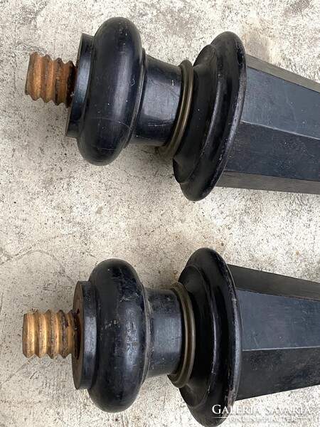 3 + 2 DB ANTIK GURULÓS, RÉZ KEREKŰ ZONGORA LÁB, FEKETE PÁCOLT SZÍNNEL ARANY CSÍK DÍSZÍTÉSSEL ASZTAL