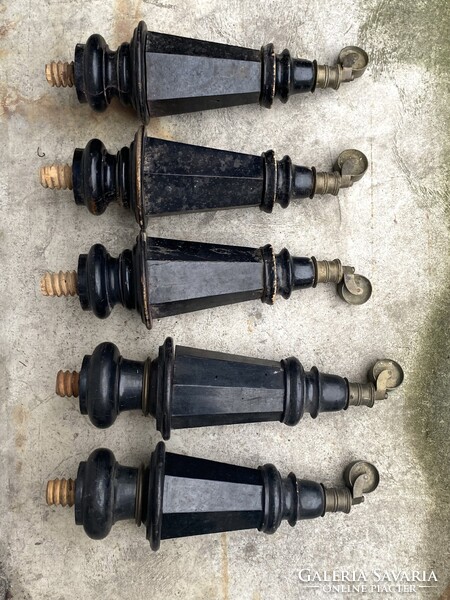 3 + 2 DB ANTIK GURULÓS, RÉZ KEREKŰ ZONGORA LÁB, FEKETE PÁCOLT SZÍNNEL ARANY CSÍK DÍSZÍTÉSSEL ASZTAL