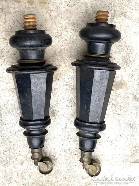 3 + 2 DB ANTIK GURULÓS, RÉZ KEREKŰ ZONGORA LÁB, FEKETE PÁCOLT SZÍNNEL ARANY CSÍK DÍSZÍTÉSSEL ASZTAL