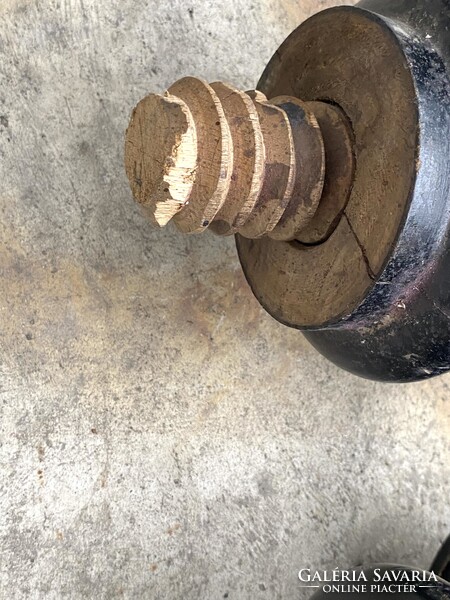 3 + 2 DB ANTIK GURULÓS, RÉZ KEREKŰ ZONGORA LÁB, FEKETE PÁCOLT SZÍNNEL ARANY CSÍK DÍSZÍTÉSSEL ASZTAL