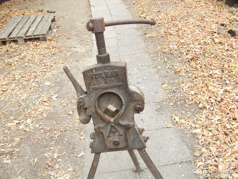 Old tool vice pipe vice