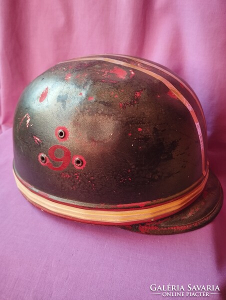 Bukósisak. Régi motoros bukósisak. Kőrösi.