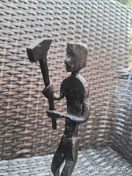 25 cm Vas szobrocska