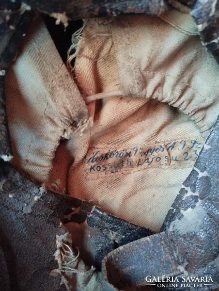 Bukósisak. Régi motoros bukósisak. Kőrösi.