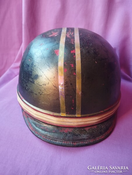 Bukósisak. Régi motoros bukósisak. Kőrösi.