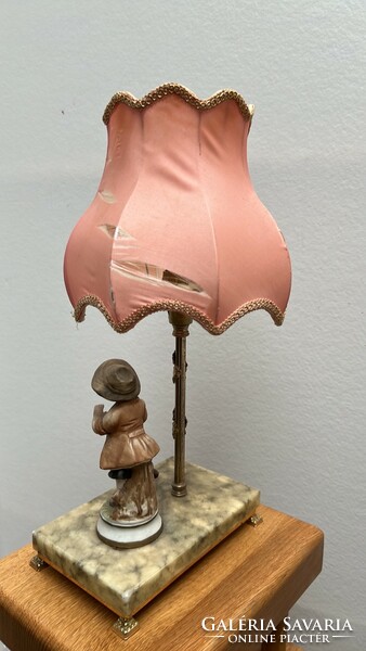 Fiúcskás antik stílusú asztali lámpa