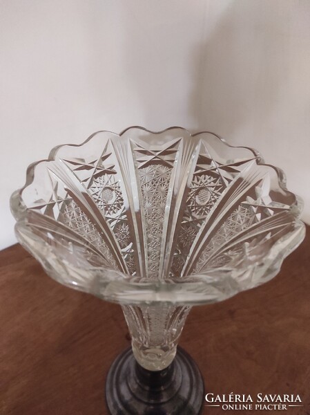 Fém talpas kristály váza