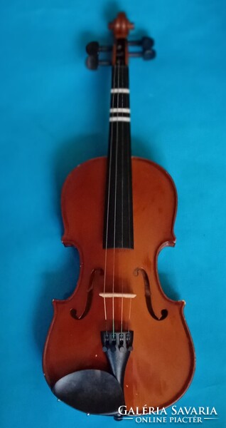 Újszerű hegedű , benne papírcimke THE STENTOR STUDENT , STENTOR MUSIC LTD