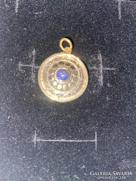 Arannyal futtatott ‘Mandala’ medál kőzepén lapis lazuli kővel