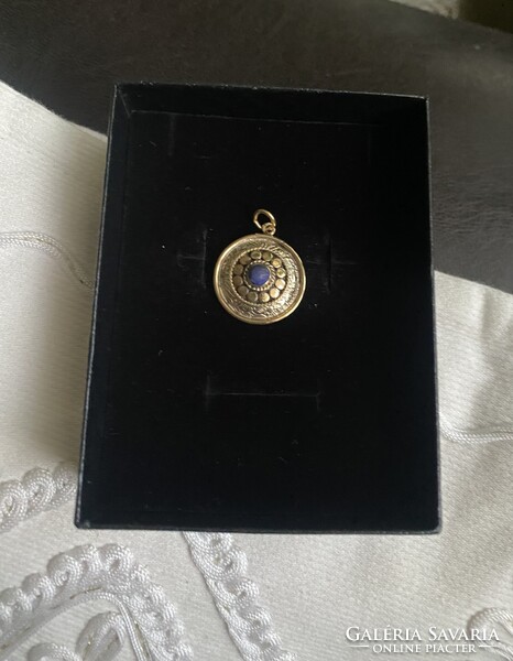 Arannyal futtatott ‘Mandala’ medál kőzepén lapis lazuli kővel