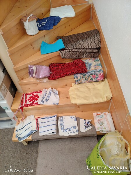 Eladó egy doboz régi textília