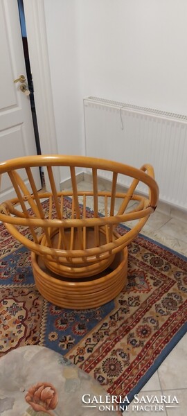 Rattan forgó fotel, elegáns, kényelmes párnával eladó. A fotel előre-hátra mozgással, mint hintaszék