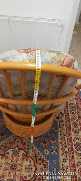 Rattan forgó fotel, elegáns, kényelmes párnával eladó. A fotel előre-hátra mozgással, mint hintaszék