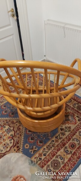 Rattan forgó fotel, elegáns, kényelmes párnával eladó. A fotel előre-hátra mozgással, mint hintaszék