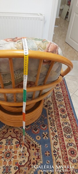 Rattan forgó fotel, elegáns, kényelmes párnával eladó. A fotel előre-hátra mozgással, mint hintaszék