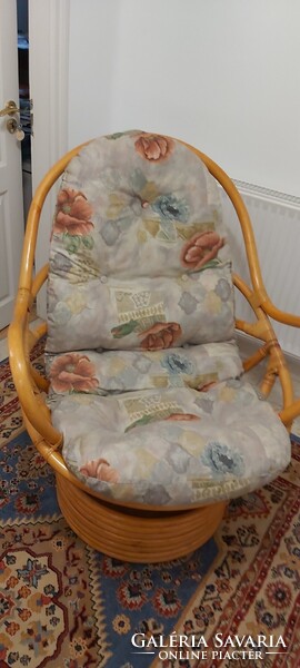 Rattan forgó fotel, elegáns, kényelmes párnával eladó. A fotel előre-hátra mozgással, mint hintaszék