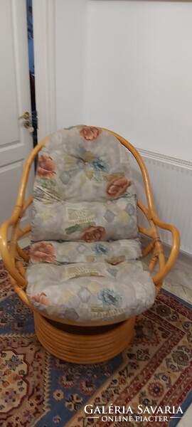 Rattan forgó fotel, elegáns, kényelmes párnával eladó. A fotel előre-hátra mozgással, mint hintaszék