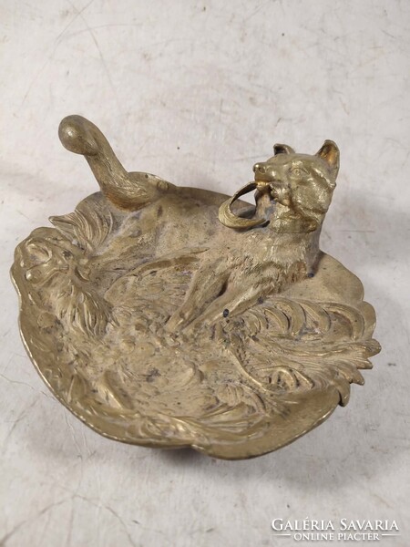 Antik tömör réz kutyás figurás kínáló 257