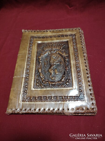 Dombornyomott bőr könyvborító