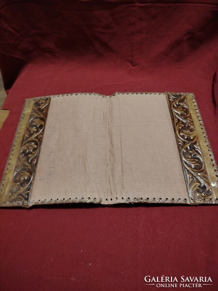 Dombornyomott bőr könyvborító