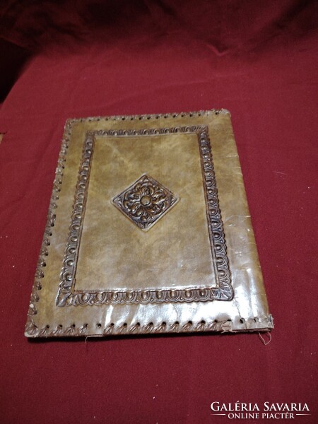 Dombornyomott bőr könyvborító