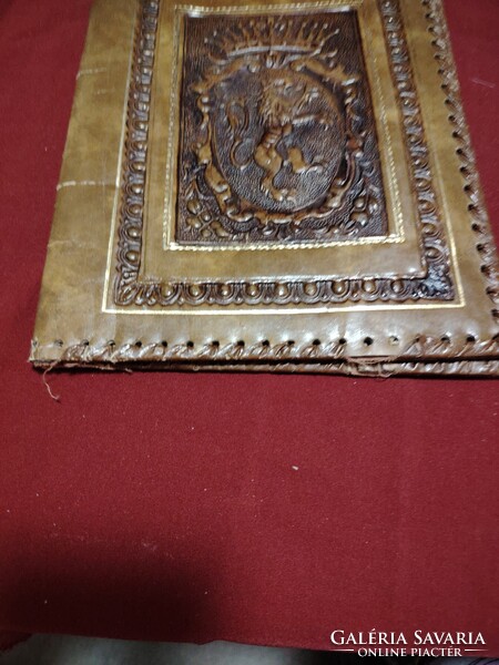 Dombornyomott bőr könyvborító