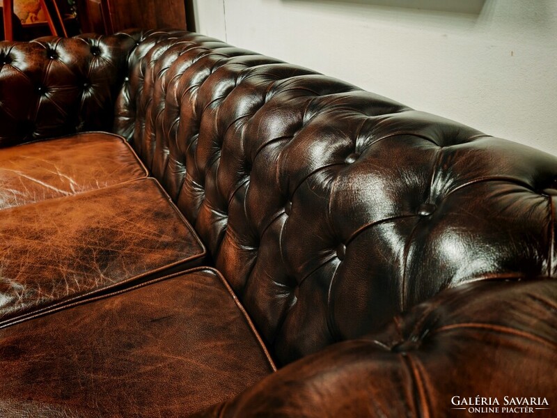 Klasszikus angol bőr ülőgarnitúra chesterfield kanapé + 2 db. fotel patinás szép állapotban