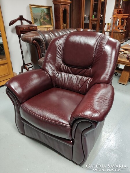 Antikolt bordó színű ülőgarnitúra  lábtartós fotelekkel , 3 személyes bőr kanapé + 2 relax fotel