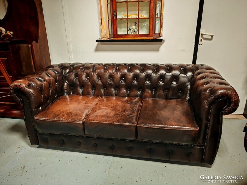 Klasszikus angol bőr ülőgarnitúra chesterfield kanapé + 2 db. fotel patinás szép állapotban