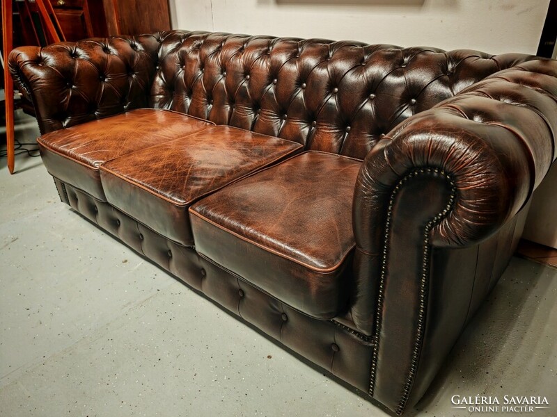 Klasszikus angol bőr ülőgarnitúra chesterfield kanapé + 3 db. fotel patinás szép állapotban