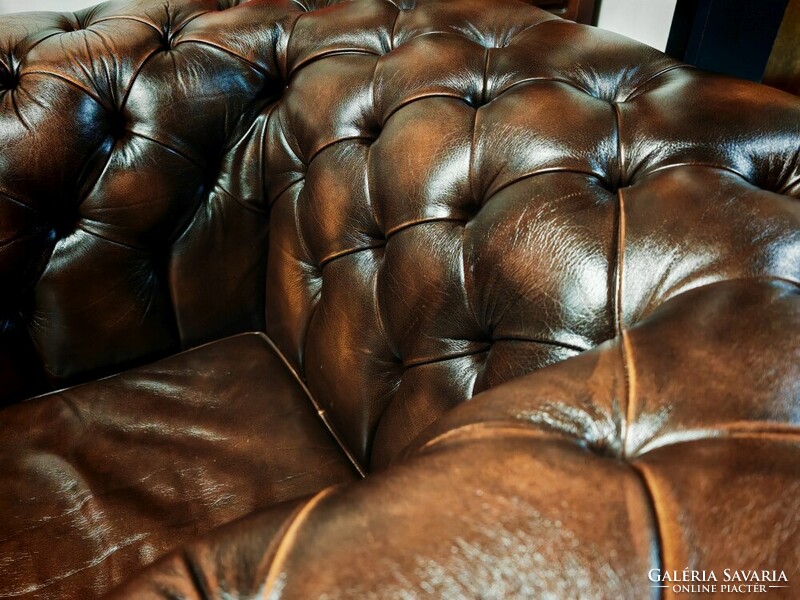 Klasszikus angol bőr ülőgarnitúra chesterfield kanapé + 3 db. fotel patinás szép állapotban