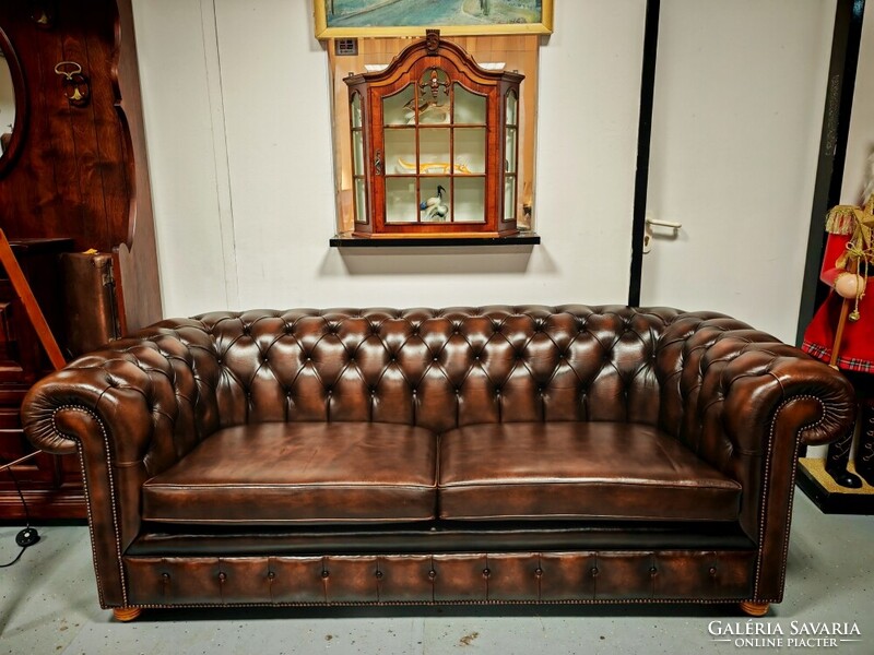Eredeti angol bőr ülőgarnitúra 3,5 szem. chesterfield kanapé + 2 db. fotel újszerű állapotban