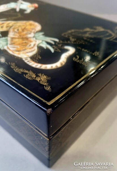 Nagy méretű keleti antik gyöngyház és csont berakásos festett lakk doboz