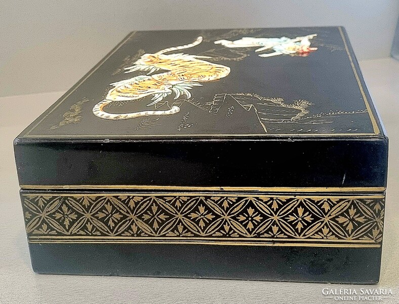 Nagy méretű keleti antik gyöngyház és csont berakásos festett lakk doboz