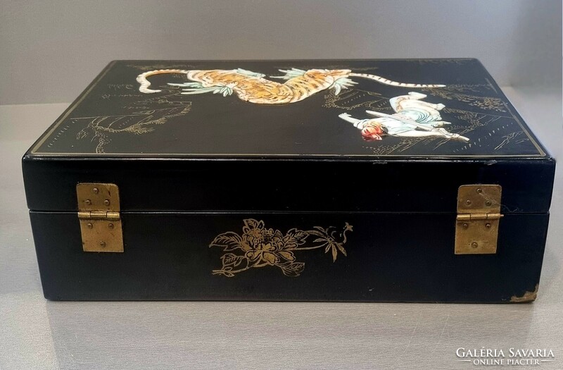 Nagy méretű keleti antik gyöngyház és csont berakásos festett lakk doboz