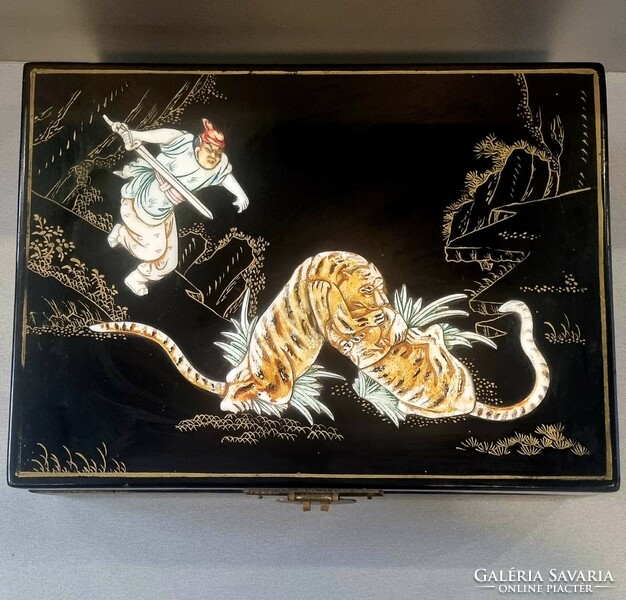 Nagy méretű keleti antik gyöngyház és csont berakásos festett lakk doboz